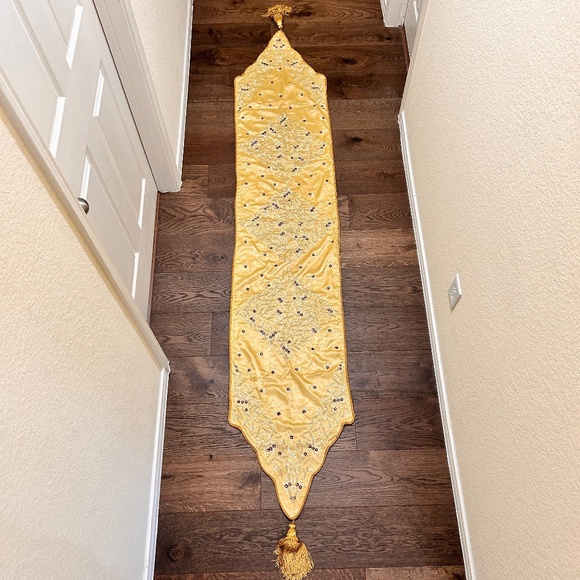 Table Runner, Gold Enhanced w/ Velvet Backing and Tassels - Picture 1 of 7